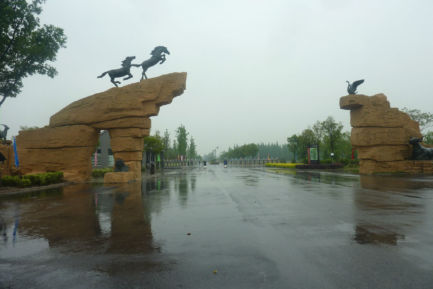 江苏畜牧科技园景观雕塑-安徽华派雕塑制作