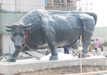 华派制作施工动物雕塑“福牛”