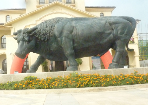 《福牛》安徽六安恒生-阳光城动物雕塑